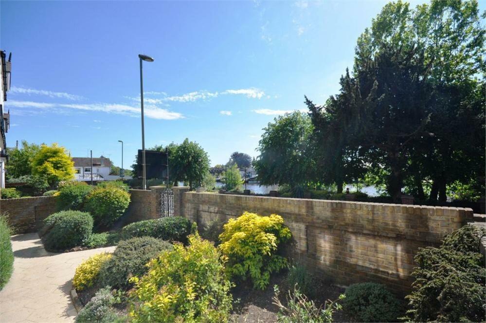 Thames View Apartments Staines-upon-Thames Zewnętrze zdjęcie